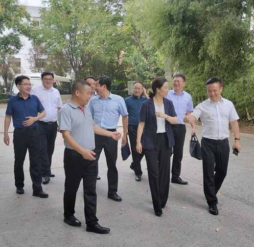 东营镇江市丹徒区区长吕朝霞，区委常委、副区长李庆丰一行与江苏LEWIN乐玩新能源（集团）有限公司总经理郑海青调研考察南京平欧空调设备有限公司